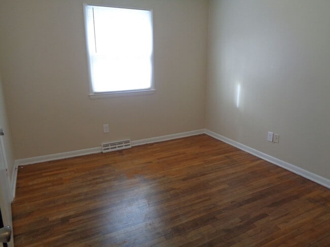 Building Photo - 4 Bedroom House for Rent-Close to University Parkway