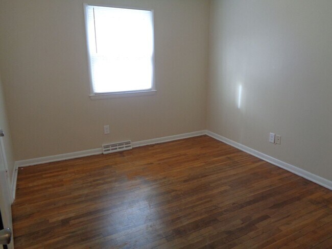 Building Photo - APPLICATION PENDING-4 Bedroom House for Rent-Close to University Parkway