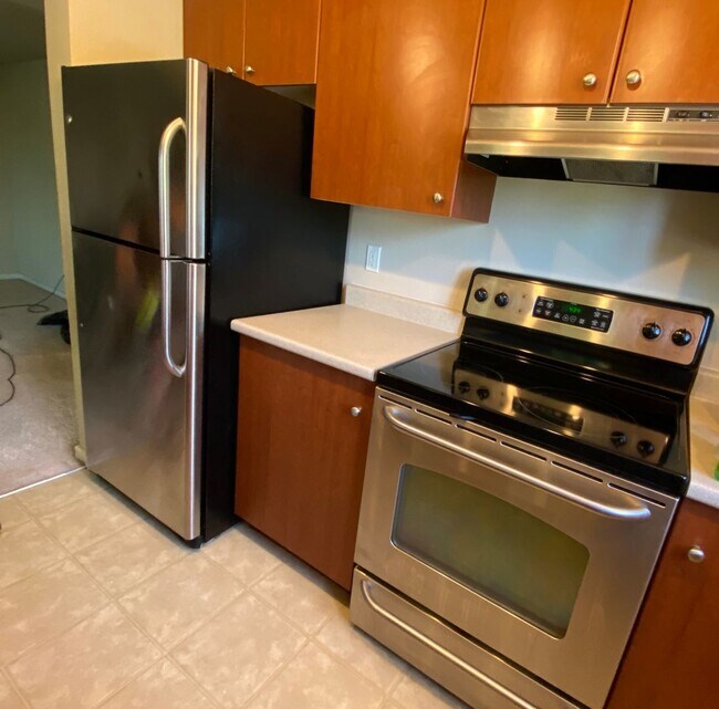Building Photo - $2500-3Beds 2BA W/D 2 reserved parking, po...