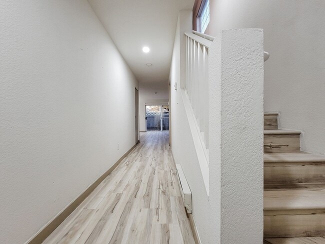 Building Photo - Kent East Hill Townhome with Garage & Patio