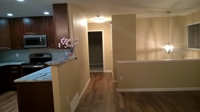 Building Photo - 803 Potter Dr