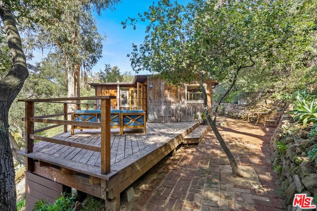 Building Photo - 764 Old Topanga Canyon Rd