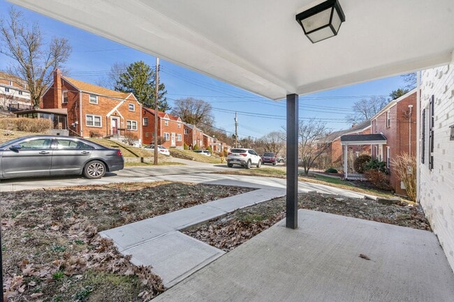 Building Photo - Newly Renovated 3 Bed/2.5 Bath Home - Cent...
