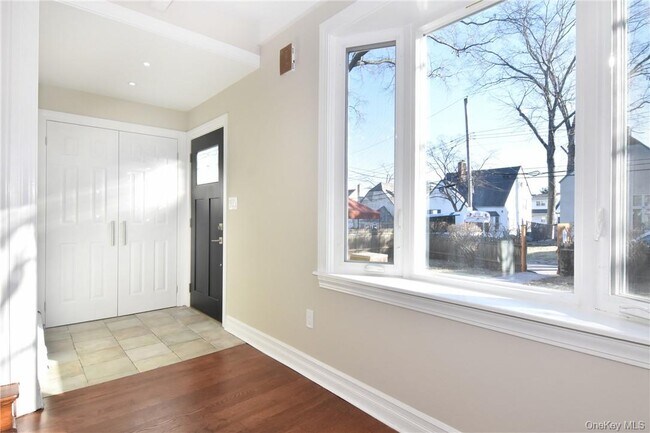 Building Photo - 19 Longmeadow Rd