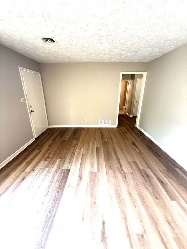 Building Photo - ** 3 bed 1 bath located in Forest Hills ** Call 334-366-9198 to schedule a self showing