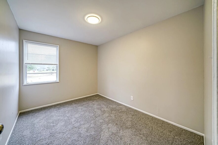 Building Photo - 693 Aldrich St NE