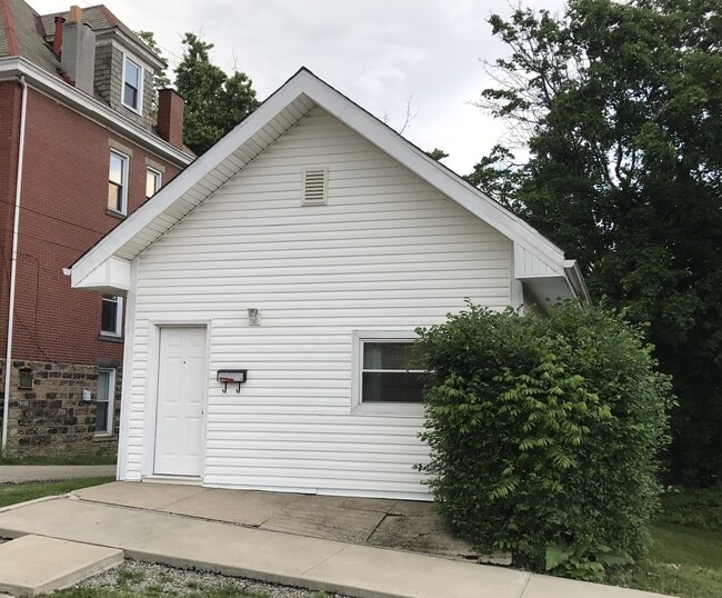 Building Photo - 132 Penn St