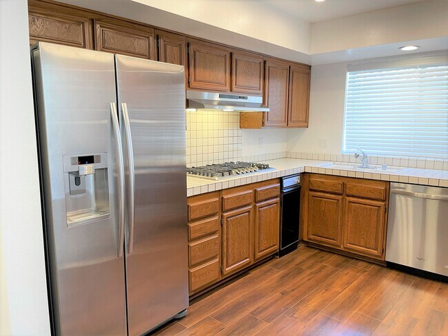 Building Photo - 1450 Palisades Dr