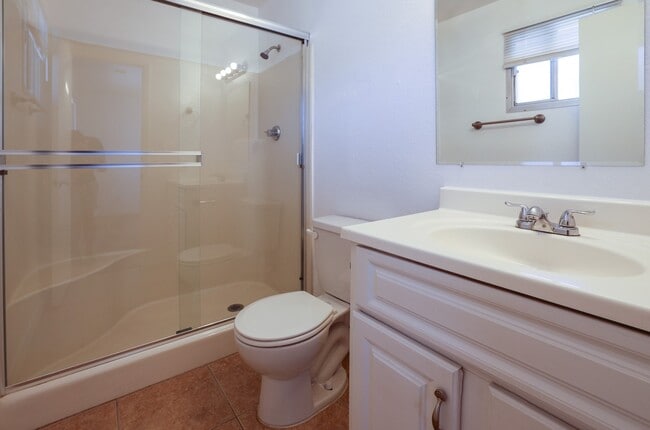 Building Photo - 5409 S Hazelton Ln