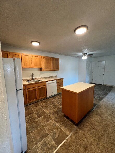 Building Photo - 17260 SW Heritage Ct