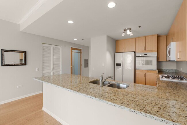 Building Photo - 1515 S Prairie Ave