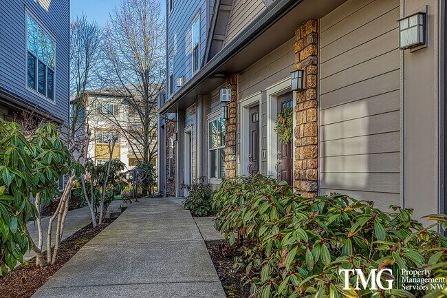 Building Photo - Beautiful Ground-Level 1 Bedroom + Bonus Room Condo 769 Sq Ft | Water/Sewer/Garbage Included