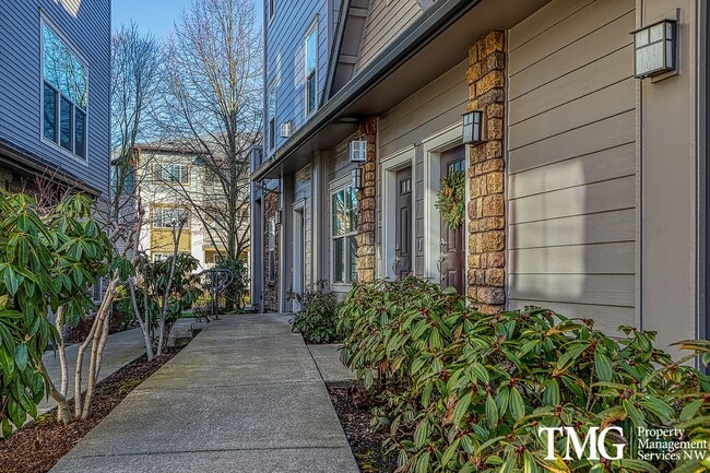 Building Photo - Beautiful Ground Level 1+br Condo ** Water/Sewer/Garbage Included **