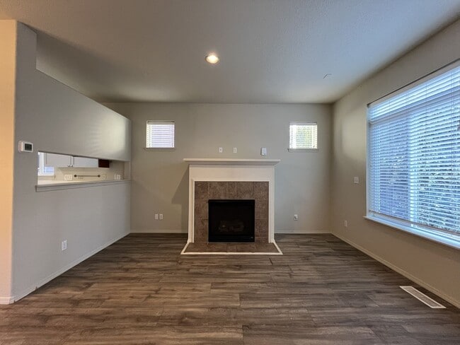 Building Photo - Charming 3-Bed, 3-Bath Home with Bright Ki...