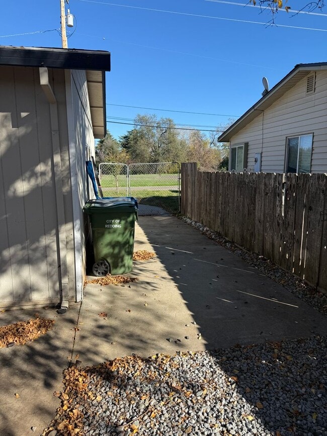 Building Photo - 3-bedroom, 2-bathroom home in Redding Updated Interior!