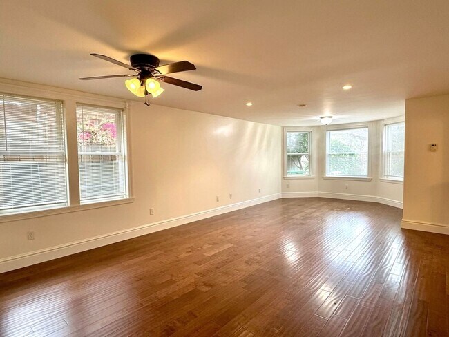 Building Photo - $2,400 / 2 BR - Beautifully Updated Home in Desirable Alameda Neighborhood