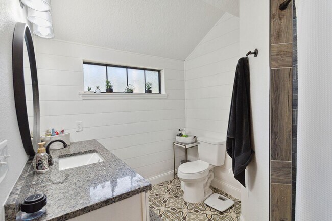 Building Photo - MOVE-IN SPECIAL - Beautiful 3/2 Home in Ba...