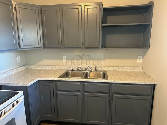 Building Photo - 6111 E 153rd St #B, Grandview, MO 64030 2B 1B - rent $895 / Move in ready/