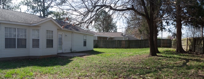 Building Photo - 1791 N Pine Crest Ave