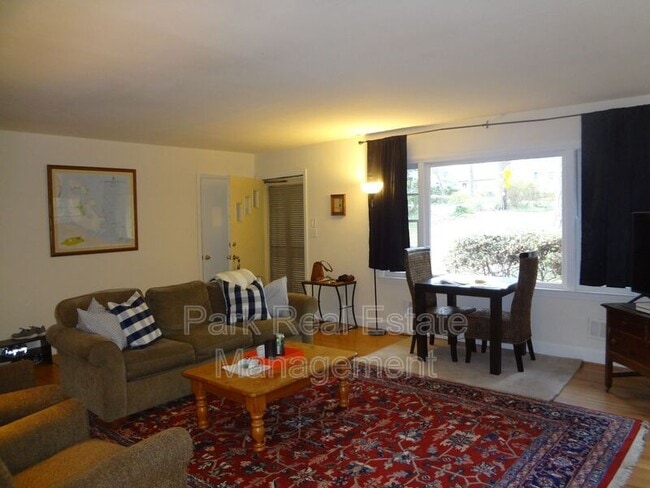 Building Photo - 806 Woodland Ave