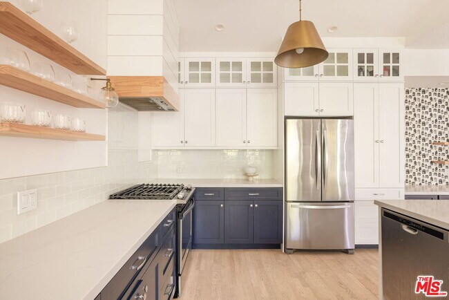 Building Photo - 502 San Vicente Blvd