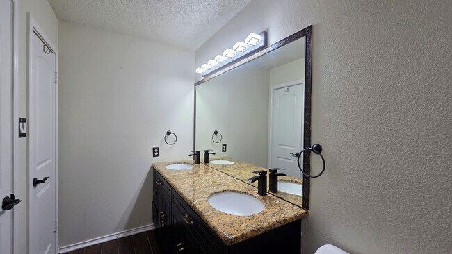 Building Photo - Woodlake Park Spacious move in Ready home over 2100 square feet.