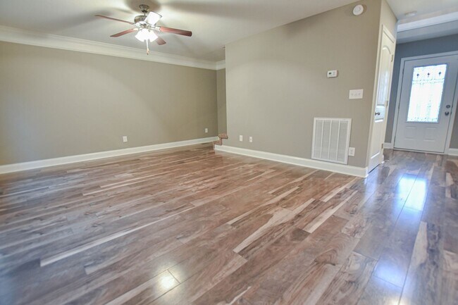 Building Photo - Pet Friendly Three Bedroom!