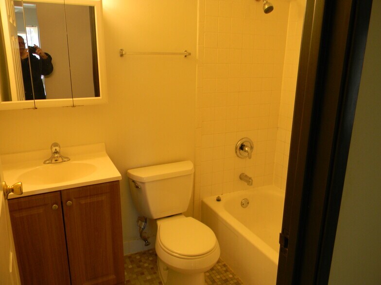 Building Photo - 331 Hawthorne Cir