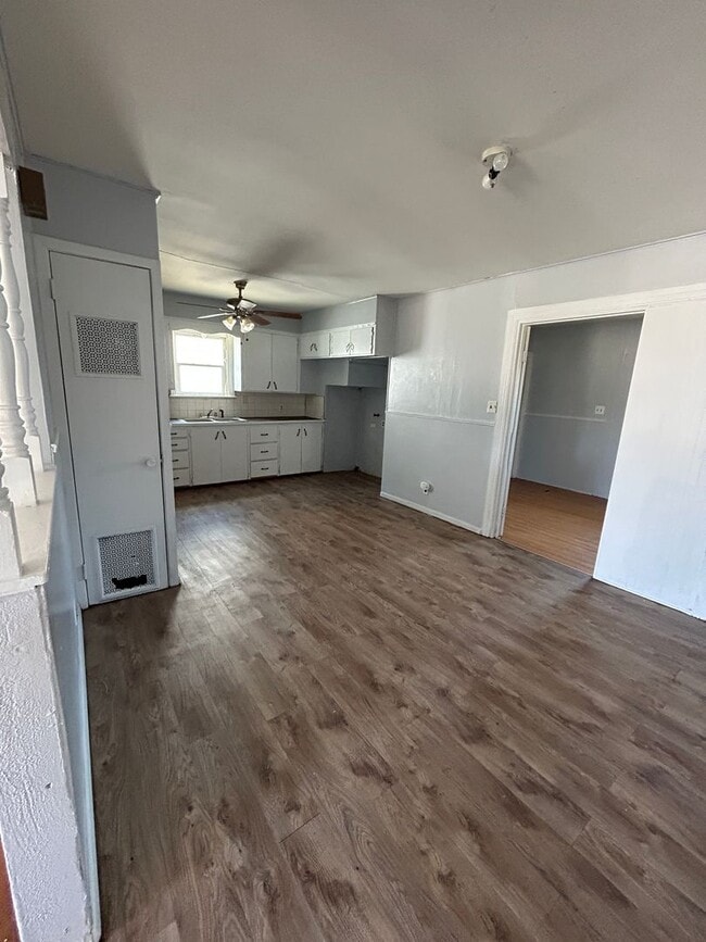 Building Photo - Large 3 bed 1 bath Home