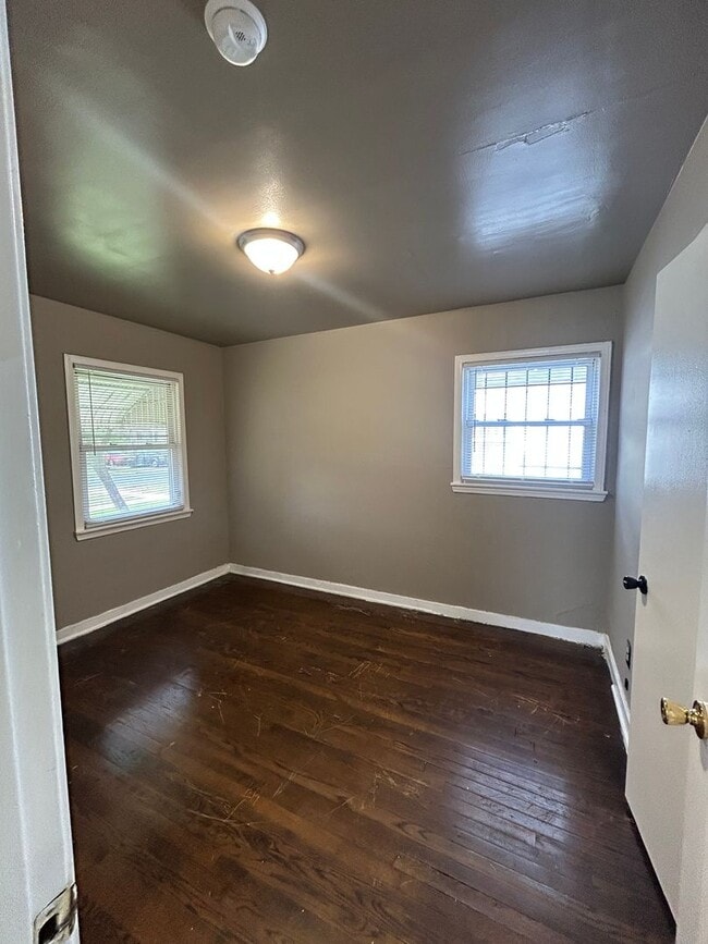 Building Photo - COZY HOME LOCATED CLOSE TO EVERYTHING!