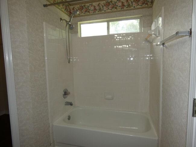 Building Photo - Adorable 2 Bedroom Convenient To Everything