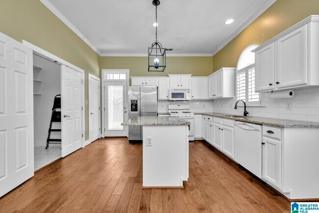 Building Photo - 6285 S Clubview Cir