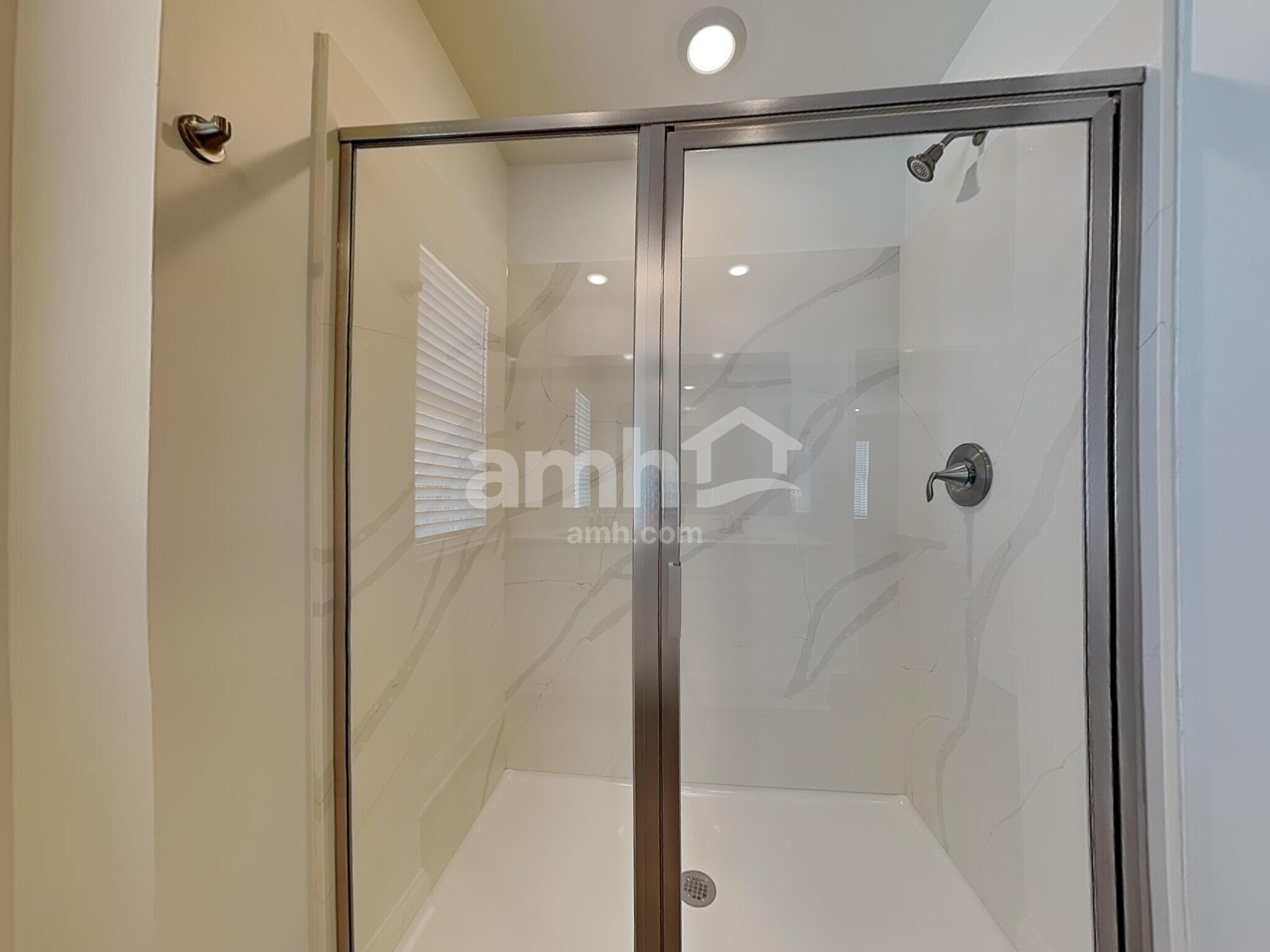 Building Photo - 472 Pointe Dr