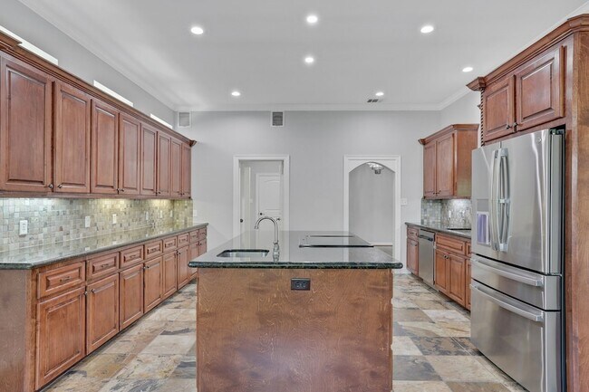 Building Photo - 270 Lake Grove Dr