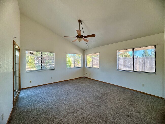 Building Photo - 2555 Westridge Dr
