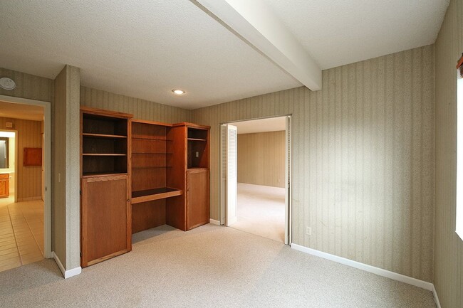 Building Photo - 2Bd/2Ba Mercer Island Condo