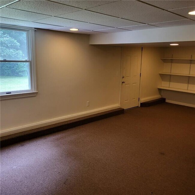 Building Photo - 213 Narrow Ln