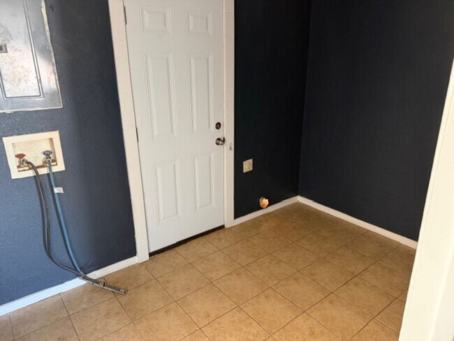 Building Photo - CALL FOR MOVE IN SPECIAL!!! Room for Everyone! Charming 4-Bed 1.5 Bath