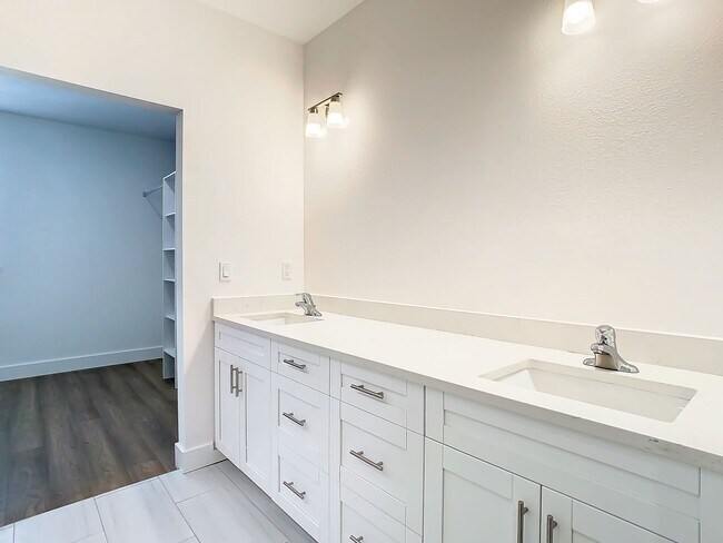 Building Photo - Brand New Constructed Townhouse in South Tampa - Available October 2024