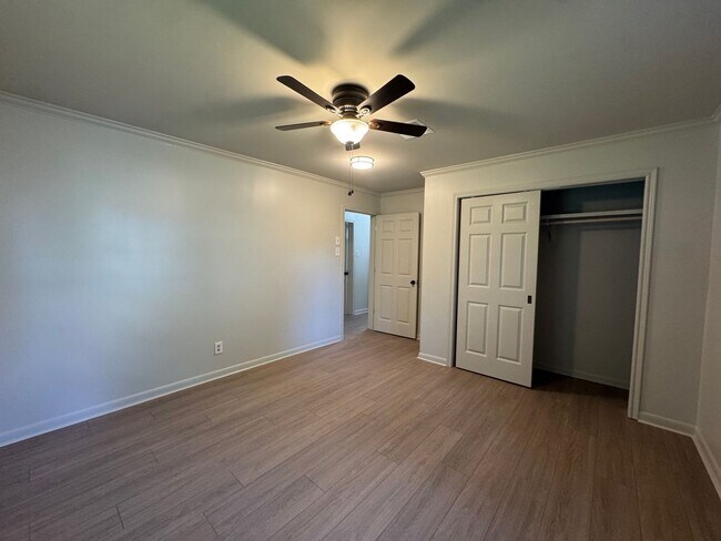 Building Photo - 616 E 11th St