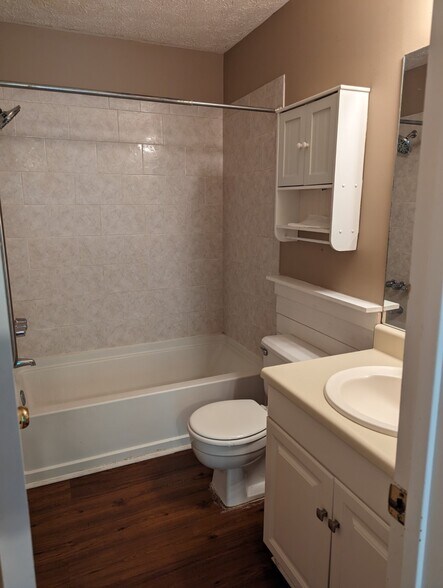 Primary en-suite bathroom - 110 W White Hawthorne Dr