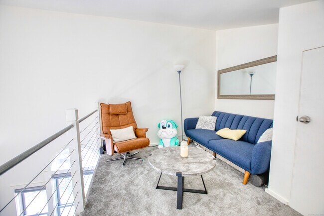 Building Photo - 32 Pine St