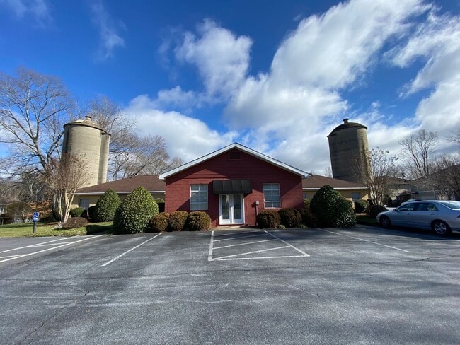 Building Photo - 165 Farm Ln