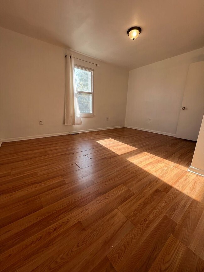 Building Photo - Stunning 4-Bedroom Townhome with Parking Spot Near Temple University! Available August 2026!