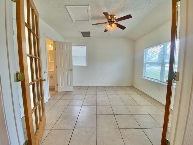 Building Photo - Pre-leasing now - 3 bed /2 bath - available 6/10/2026