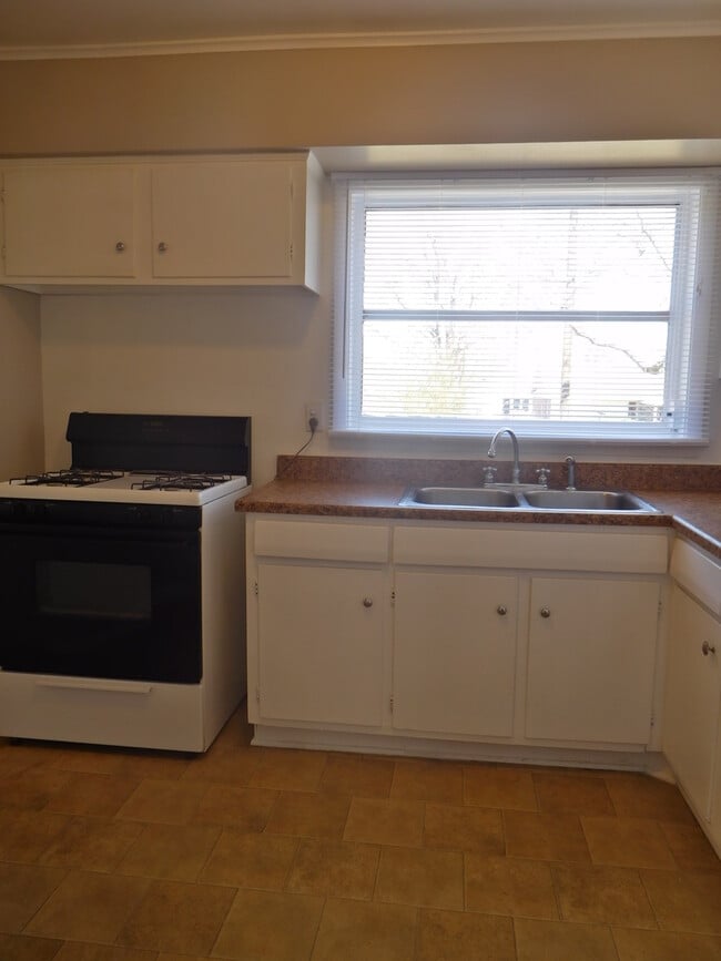 Building Photo - 3 Bed, 1.5 Bath Fenced Pets Allowed