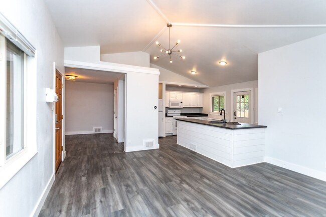 Building Photo - Beautiful 2-Bedroom, 2-Bath Home in Desirable Southwest Colorado Springs!