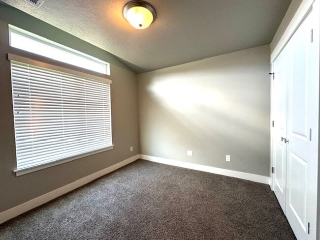 Building Photo - 1095 S 150 W
