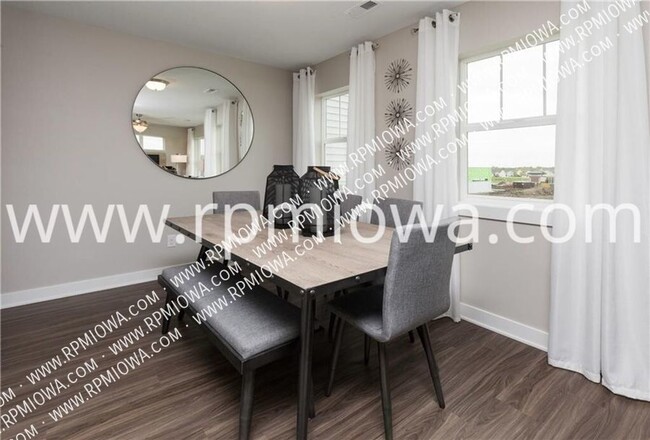 Building Photo - UPDATED!! 2 Bedroom, 2.5 Bath Townhome in ...