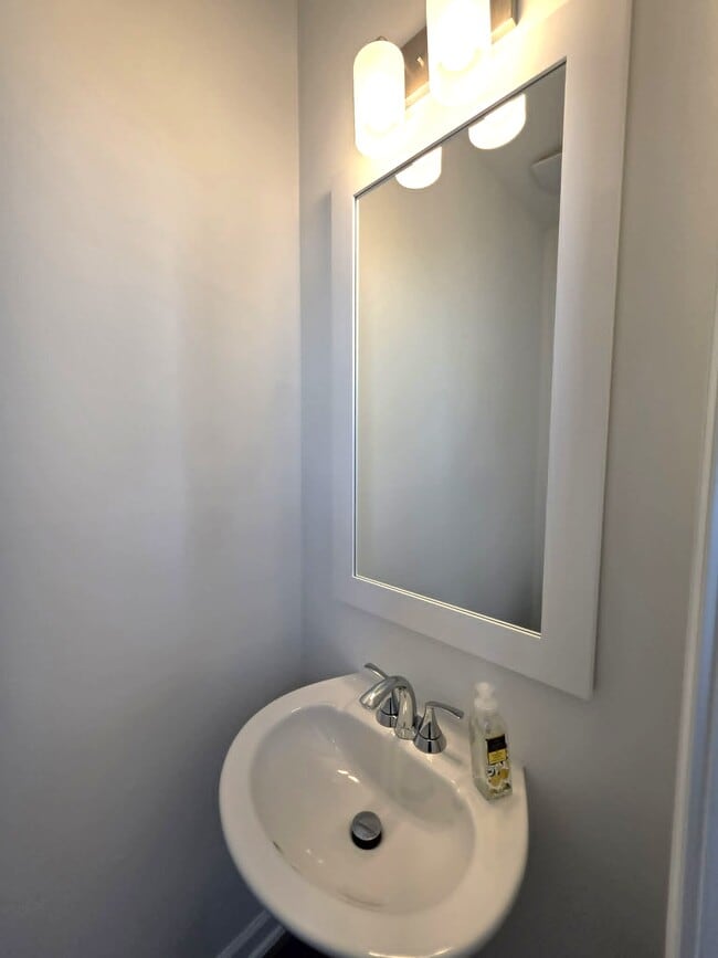 Building Photo - 222 Clement Lp